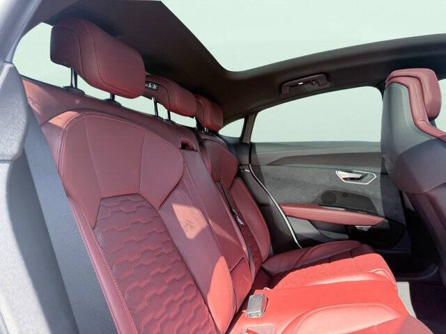 2024 Audi e-tron GT quattro Premium Plus