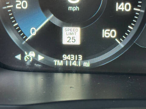 2017 Volvo XC90 T6 Momentum