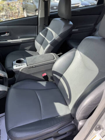 2013 Toyota Prius v Five