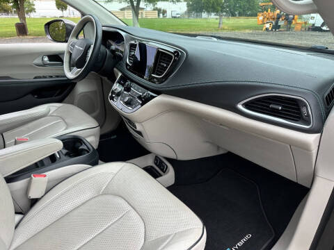 2017 Chrysler Pacifica Hybrid Platinum