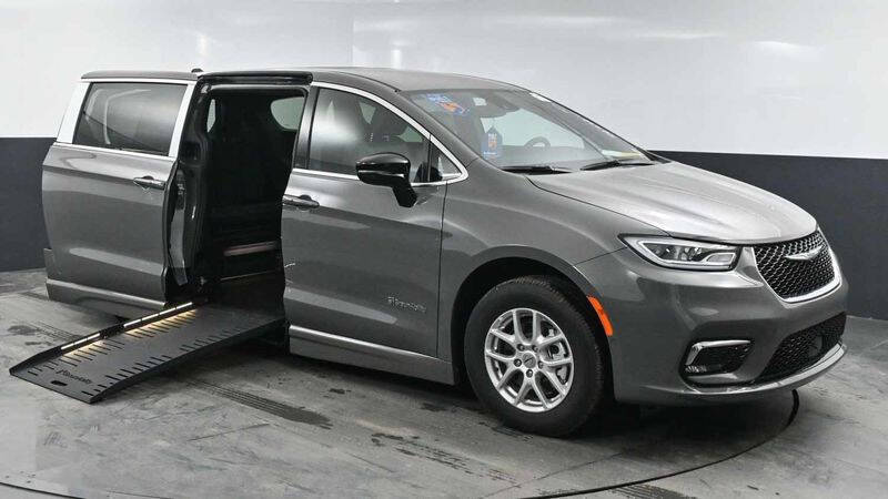 2025 Chrysler Pacifica Select's photo