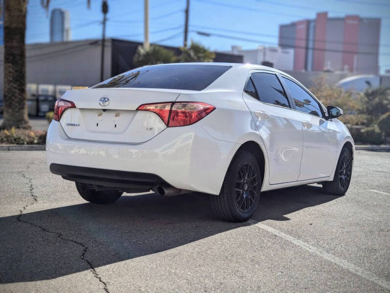 2018 Toyota Corolla LE photo 3