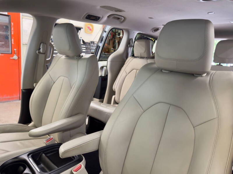 2017 Chrysler Pacifica Touring-L