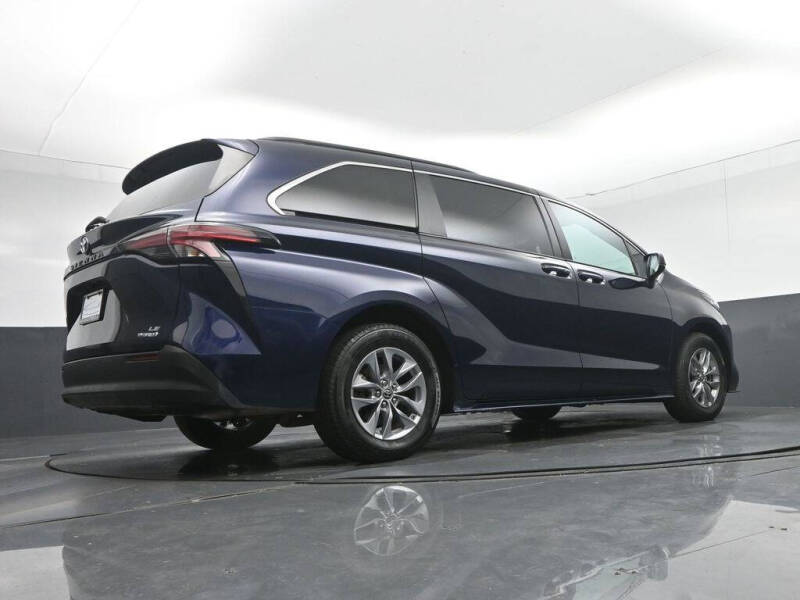 2022 Toyota Sienna LE 8-Passenger