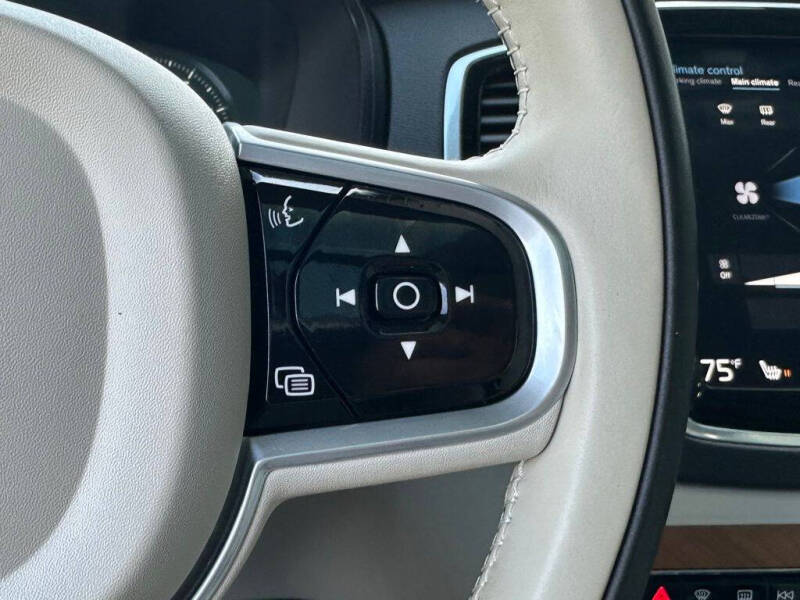 2022 Volvo XC90 T6 Momentum 7-Passenger