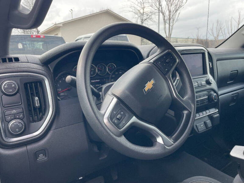 Used 2019 Chevrolet Silverado 1500 LT with VIN 3GCPWCED1KG100827 for sale in Knoxville, TN