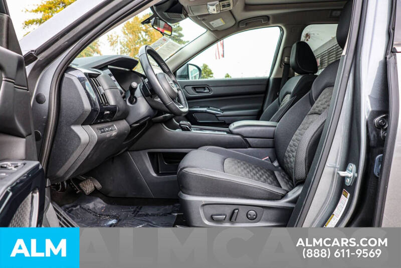 2024 Nissan Pathfinder SV