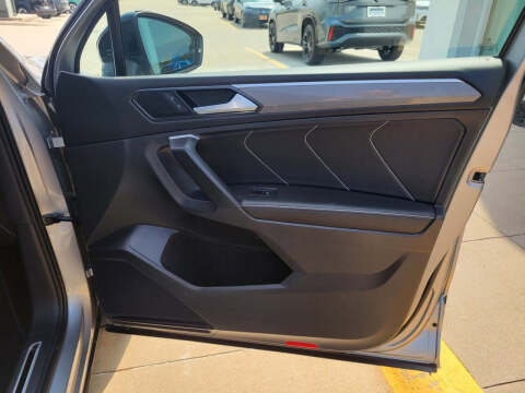 2023 Volkswagen Tiguan SE R-Line Black