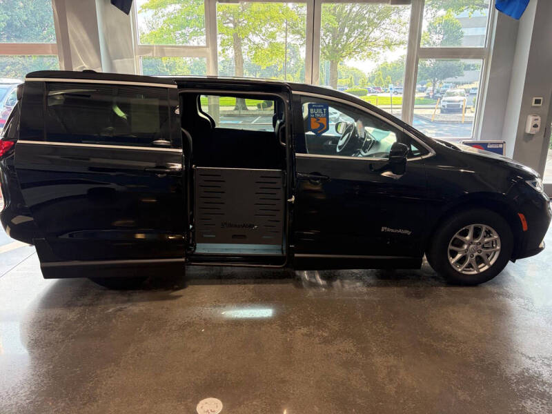 2025 Chrysler Pacifica Select