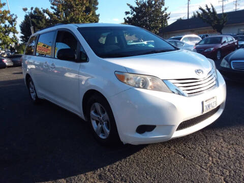 2015 Toyota Sienna LE 8-Passenger