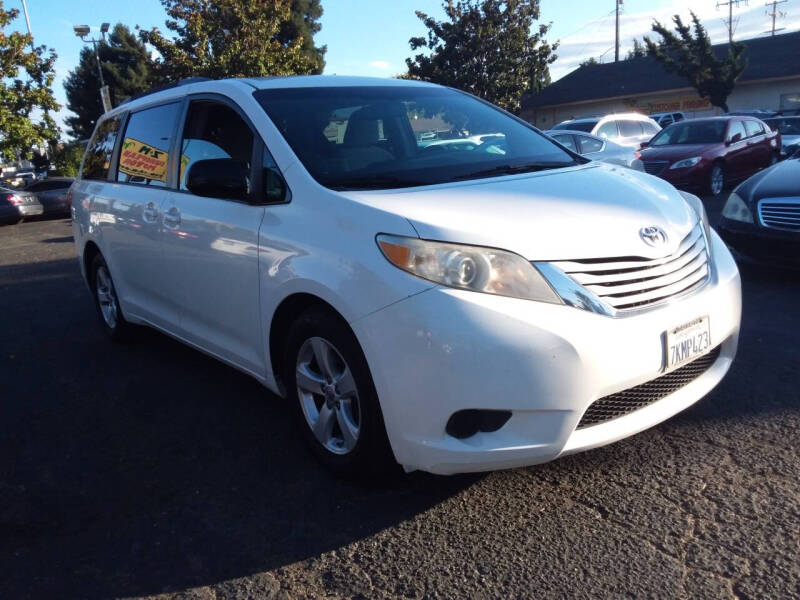 2015 Toyota Sienna LE 8-Passenger