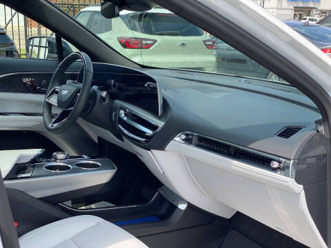 2024 Cadillac LYRIQ Luxury 2