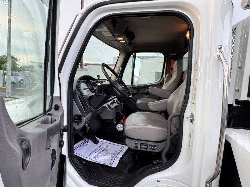 2018 Freightliner M2 106