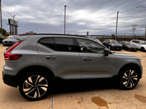 2025 Volvo XC40 B5 Plus Dark Theme