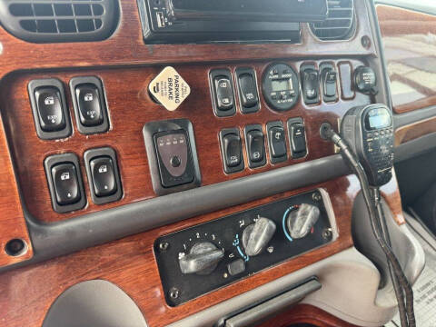 2005 Freightliner M2 106