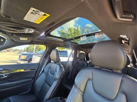 2017 Volvo XC90 T6 Momentum