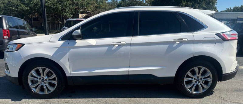 2019 Ford Edge Titanium photo 2