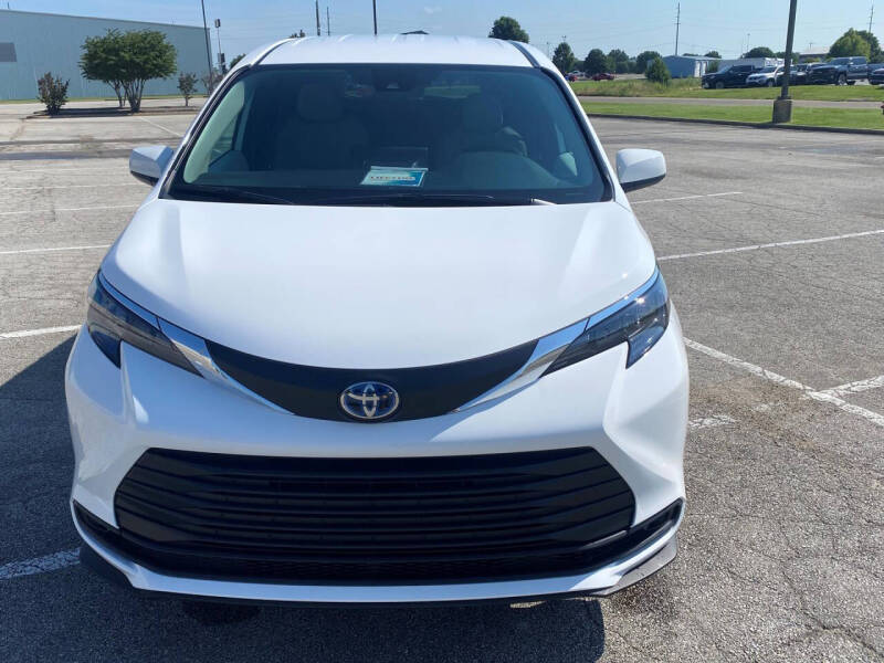 2025 Toyota Sienna LE 8-Passenger