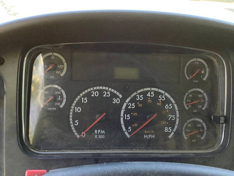 2010 Freightliner M2 106