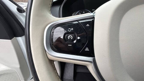 2020 Volvo XC90 T6 Momentum 6-Passenger