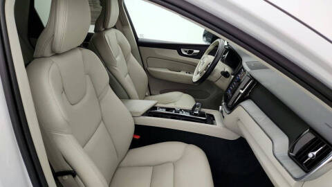 2024 Volvo XC60 Recharge T8 Plus Dark Theme