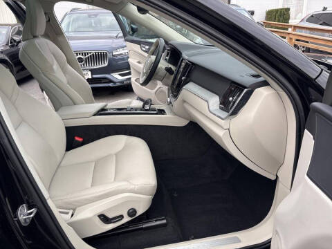 2024 Volvo XC60 B5 Plus Dark Theme