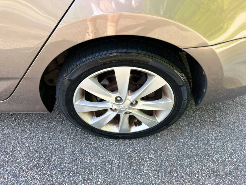 2012 Hyundai Accent GLS