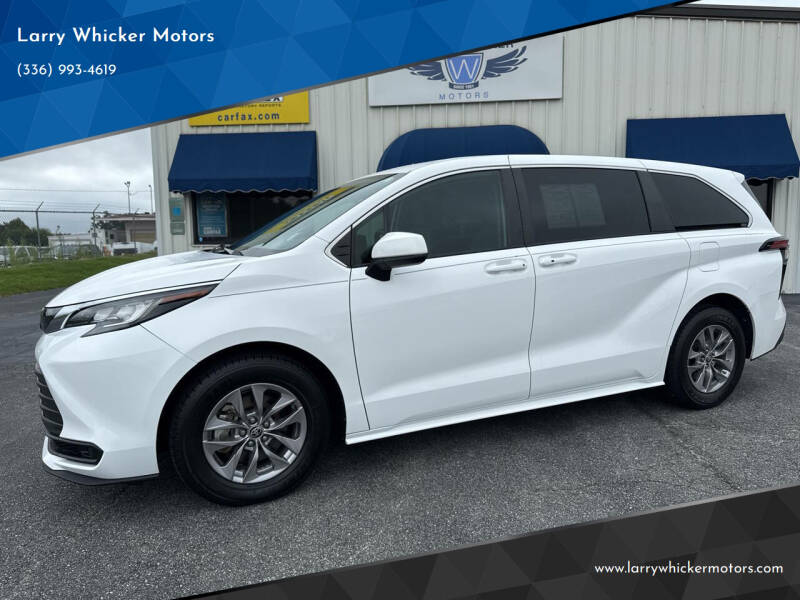 2022 Toyota Sienna LE's photo
