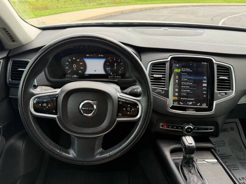 2020 Volvo XC90 T6 Momentum 6-Passenger