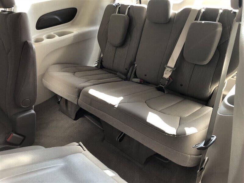 2020 Chrysler Voyager LX