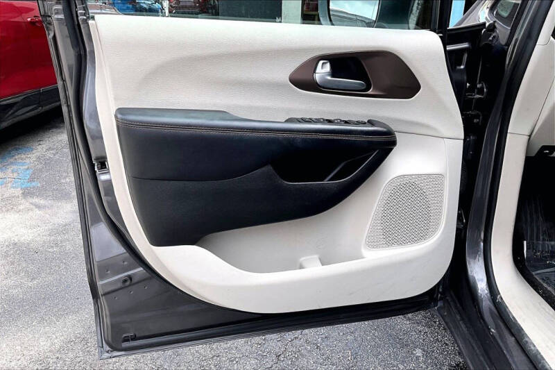 2017 Chrysler Pacifica Touring-L