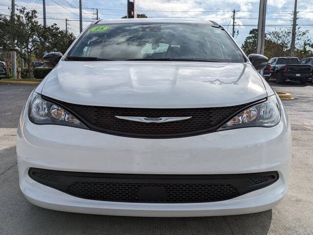 2025 Chrysler Voyager LX