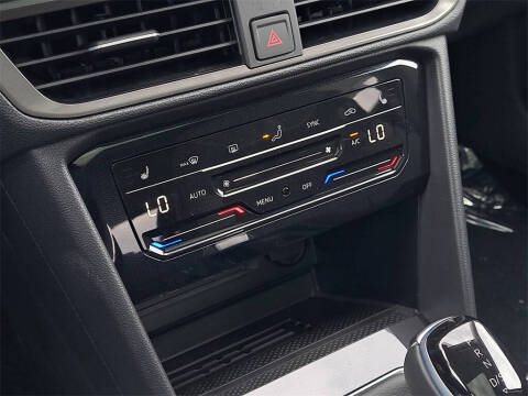 2025 Volkswagen Taos SE Black