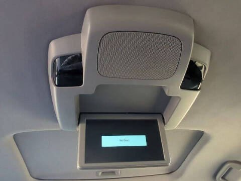 2022 Honda Pilot Touring w/Rear Captain's Chairs