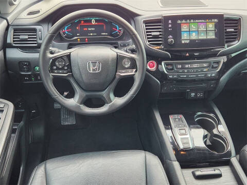 2021 Honda Pilot Touring w/Rear Captain's Chairs