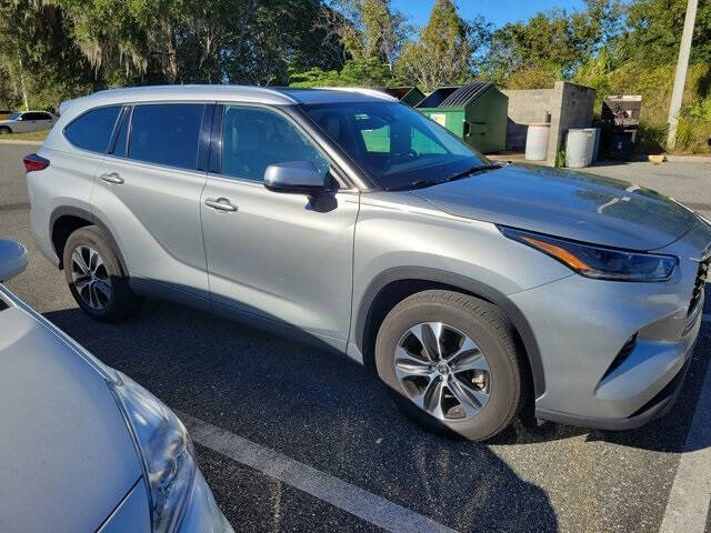 2021 Toyota Highlander XLE photo 2