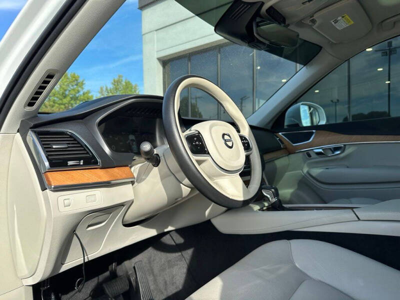 2022 Volvo XC90 T6 Momentum 7-Passenger