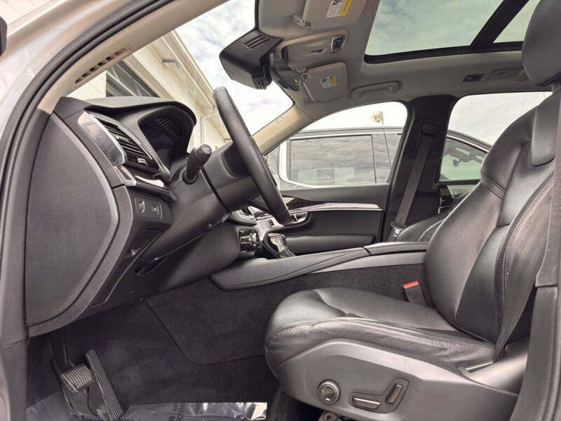 2016 Volvo XC90 T6 Momentum