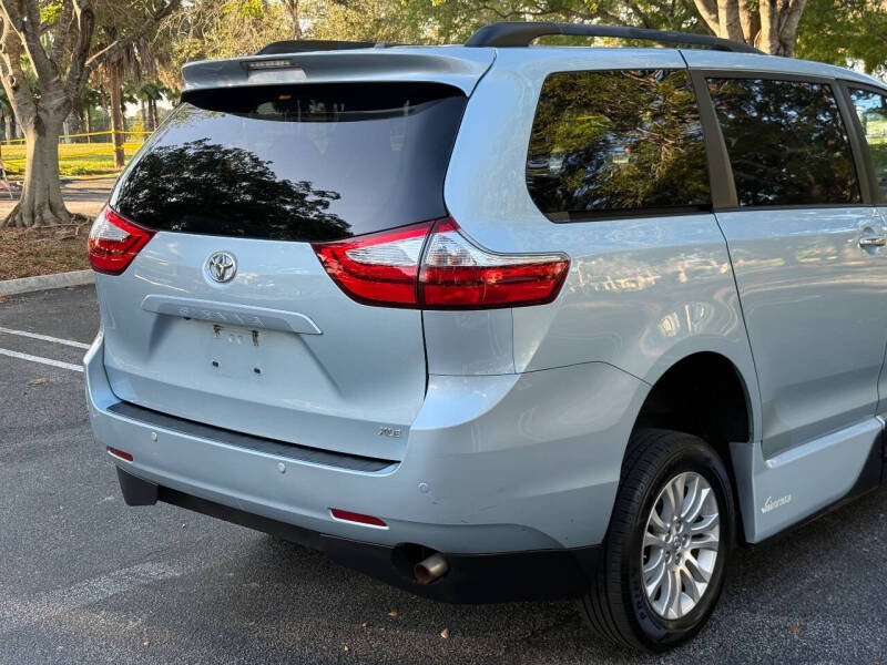 2016 Toyota Sienna XLE 7-Passenger Auto Access Seat