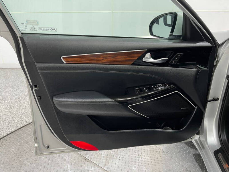 2018 Kia Cadenza Technology