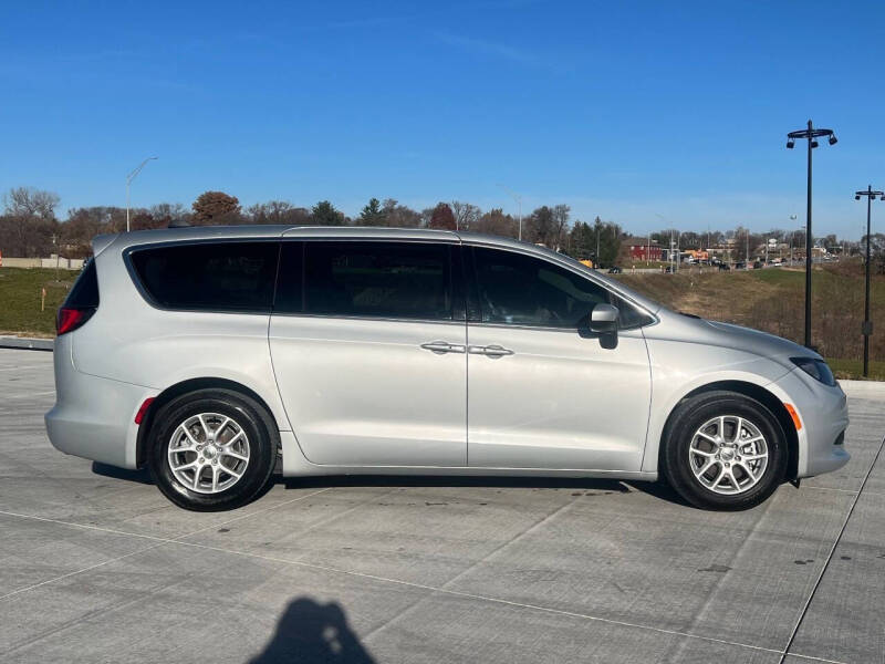 2022 Chrysler Voyager LX