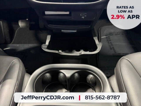 2027 Chrysler Pacifica Select