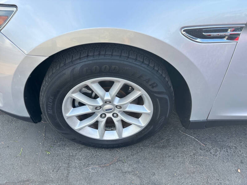 2013 Ford Taurus SE
