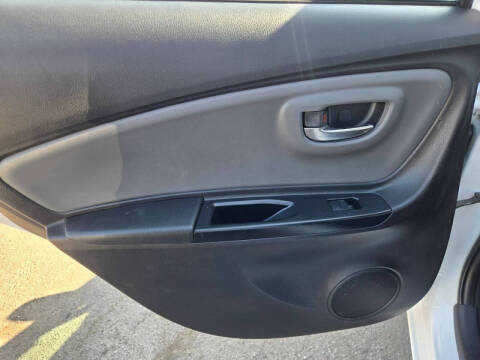 2016 Toyota Yaris 5-Door SE