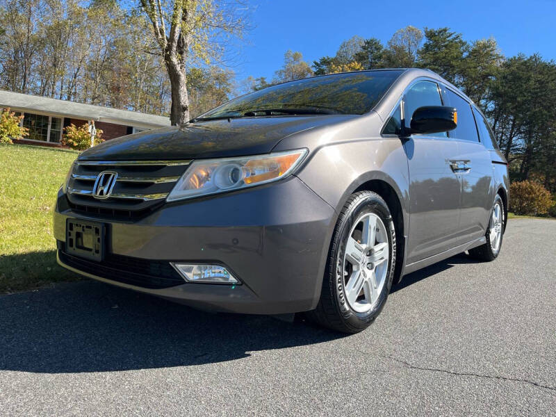 2011 Honda Odyssey Touring photo 3