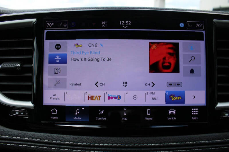 2025 Chrysler Pacifica Select