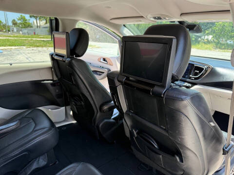 2017 Chrysler Pacifica Touring-L Plus