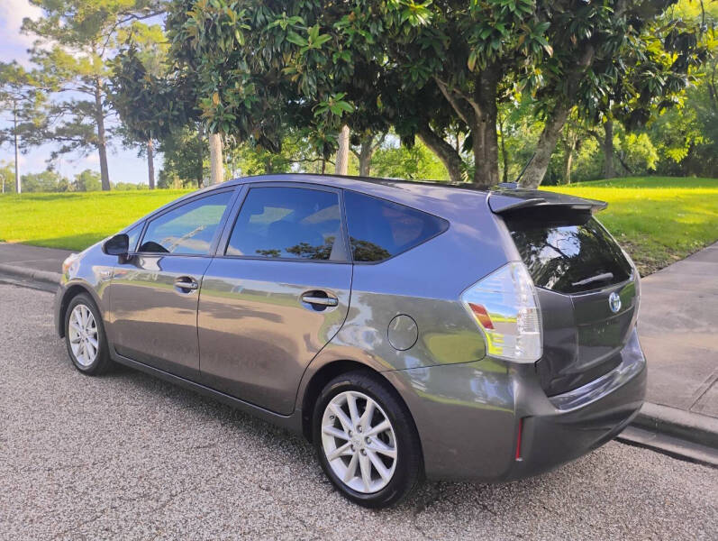 2014 Toyota Prius v Five