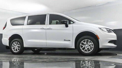 2025 Chrysler Voyager LX