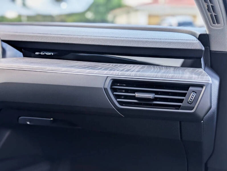 2021 Audi e-tron quattro Premium